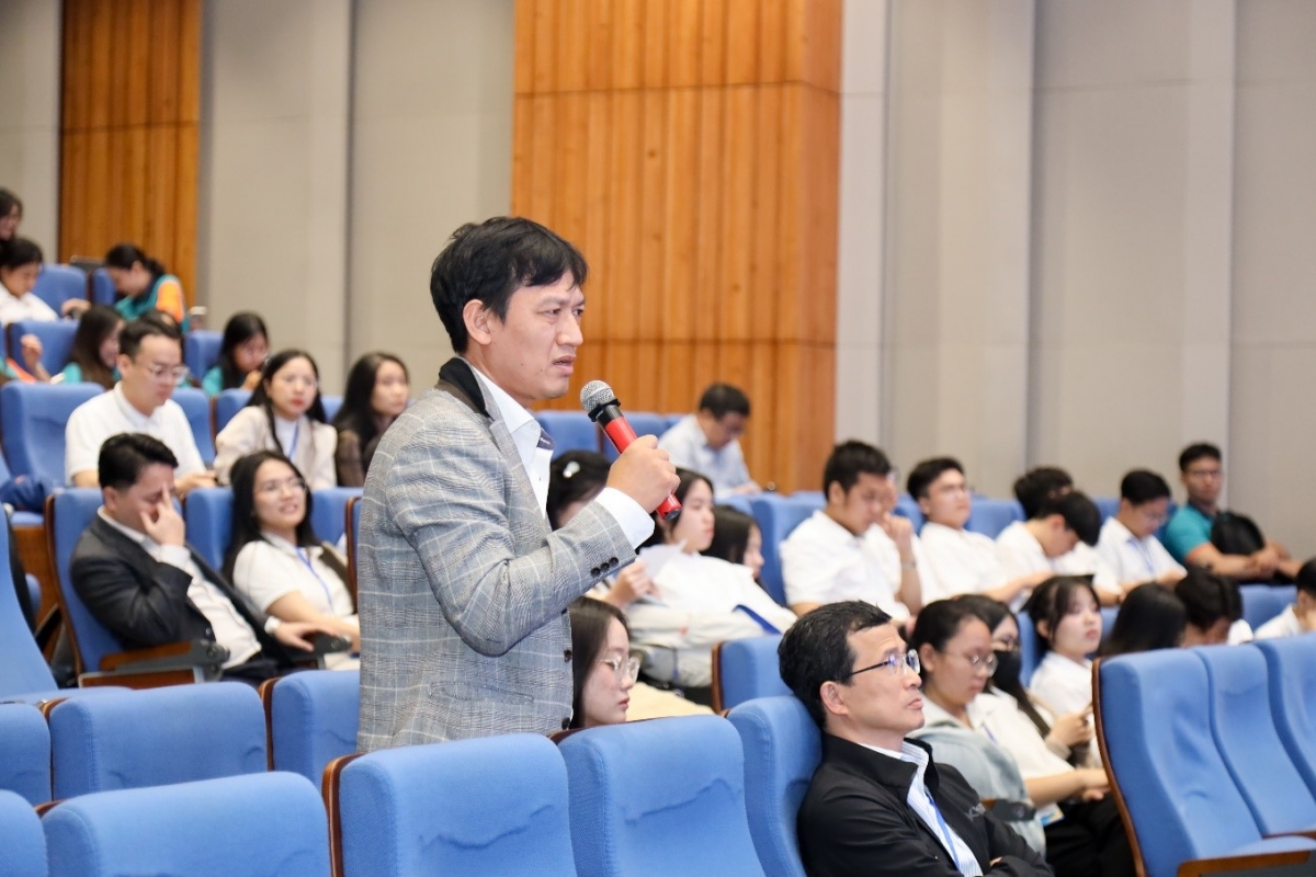 Đại biểu dự hội thảo trao đổi với diễn giả làm rõ nhiều vấn đề