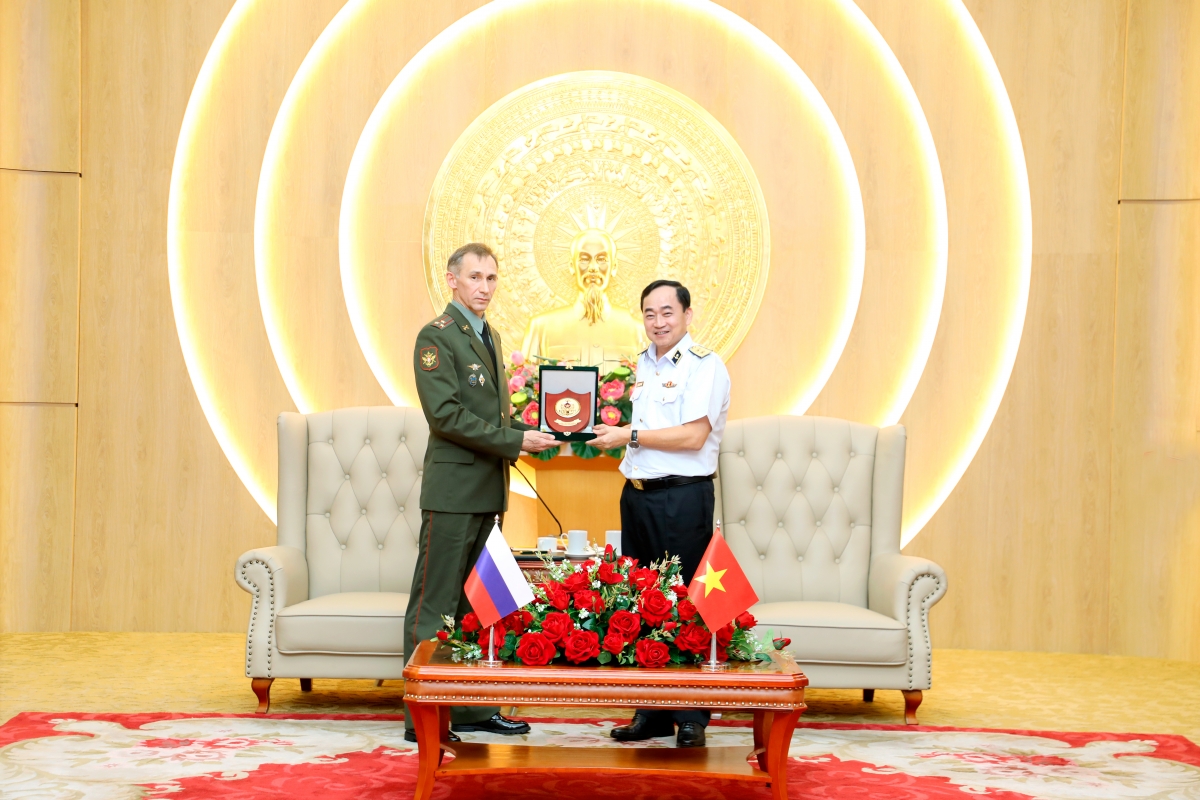Phó Đô đốc Trần Thanh Nghiêm tặng Đại tá Sergey Vladimirovich Belosludtsev biểu trưng Hải quân nhân dân Việt Nam