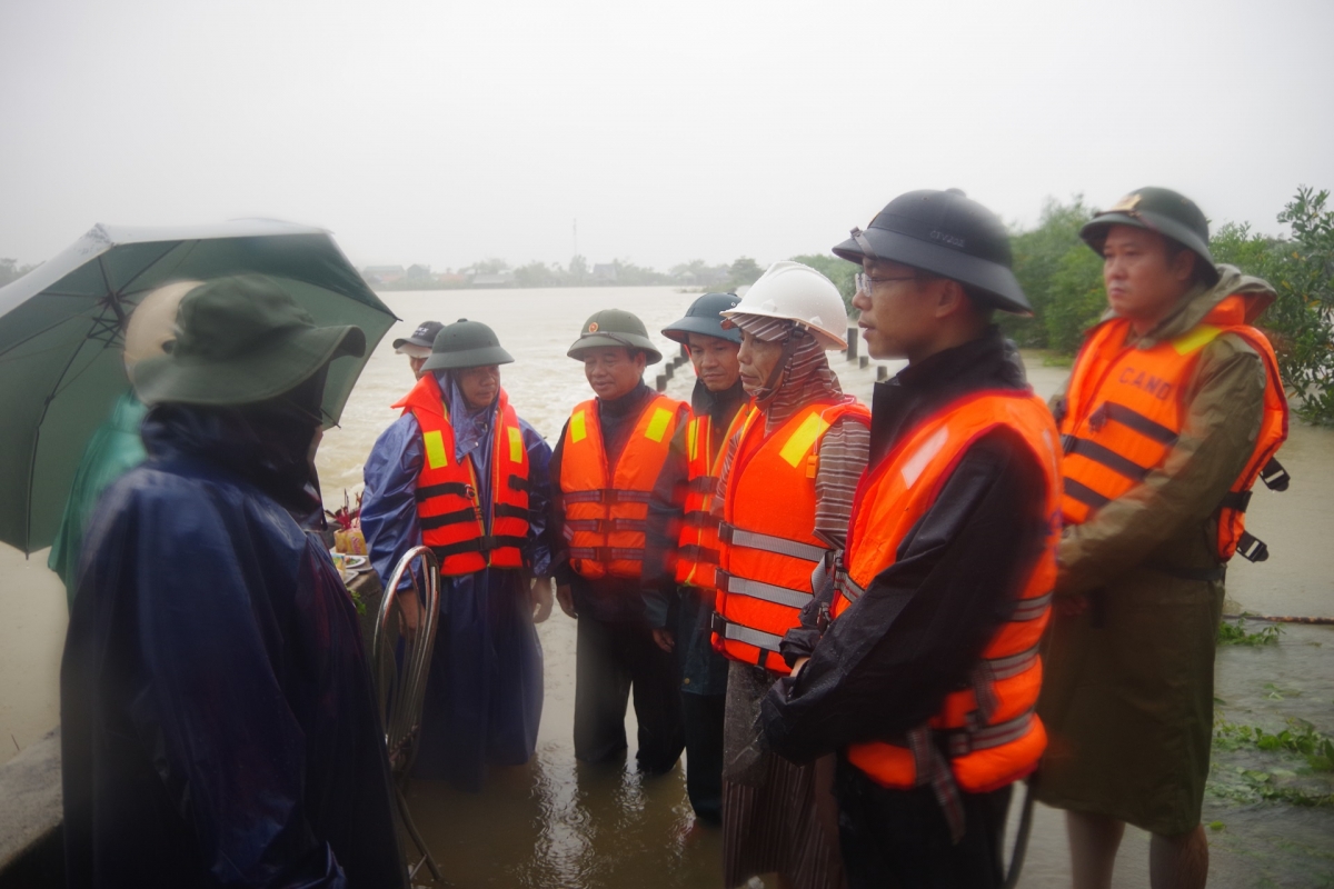 Đoàn công tác Vùng Cảnh sát biển 2 và Ban Tuyên giáo và Ban Dân vận Thành ủy Huế thăm hỏi, động viên gia đình có người bị nước lũ cuốn trôi