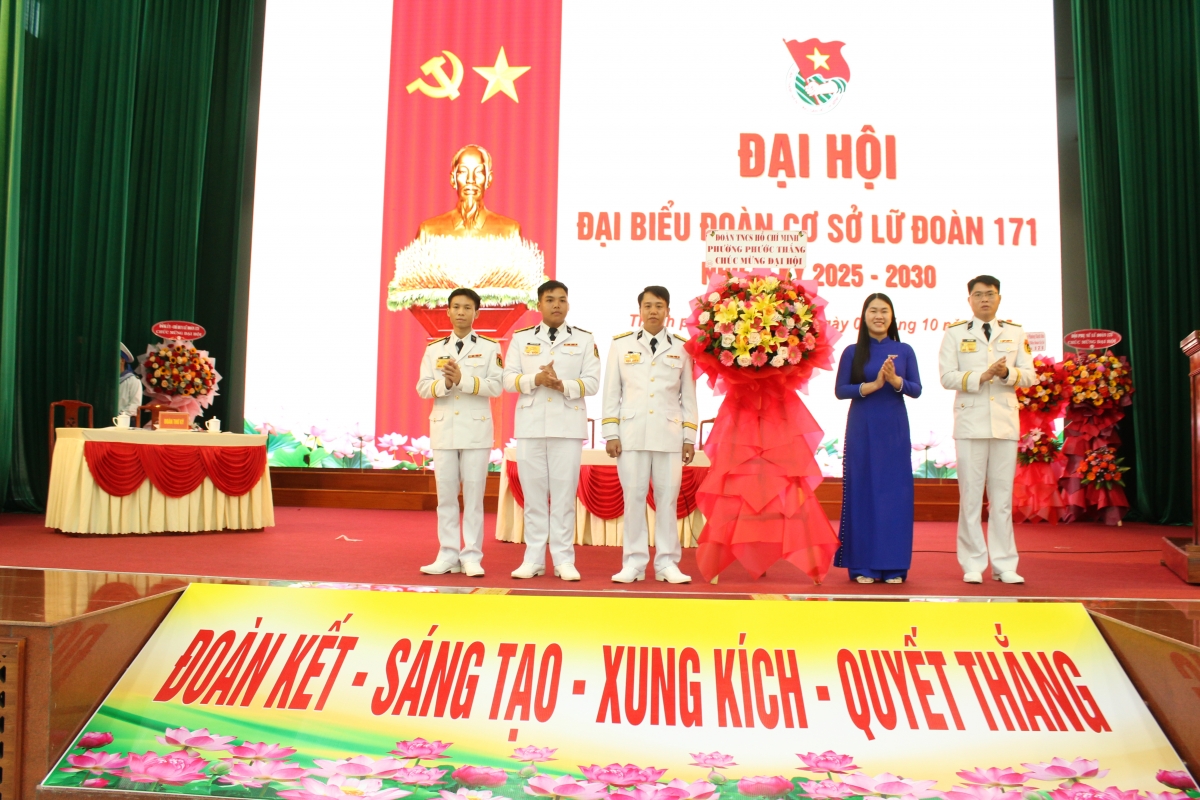 Đại diện Đoàn phường Phước Thắng, thành phố Hồ Chí Minh tặng hoa chúc mừng Đại hội