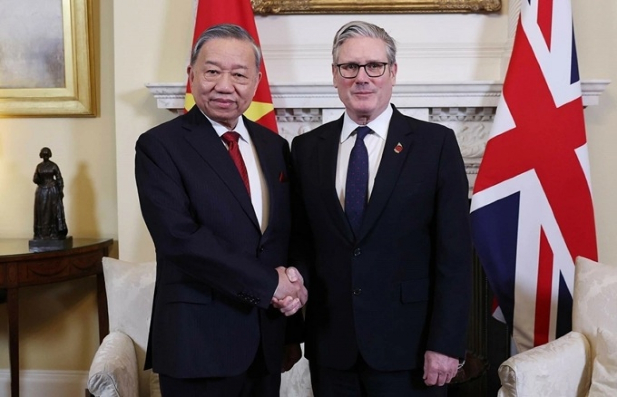 Tổng Bí thư Tô Lâm bắt tay Thủ tướng Anh Keir Starmer.