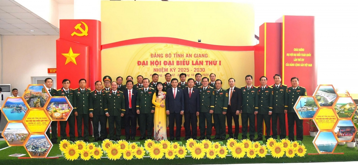 Đại tướng Phan Văn Giang, Ủy viên Bộ Chính trị, Phó Bí thư Quân ủy Trung ương, Bộ trưởng Bộ Quốc phòng chụp ảnh lưu niệm cùng các đại biểu tỉnh An Giang