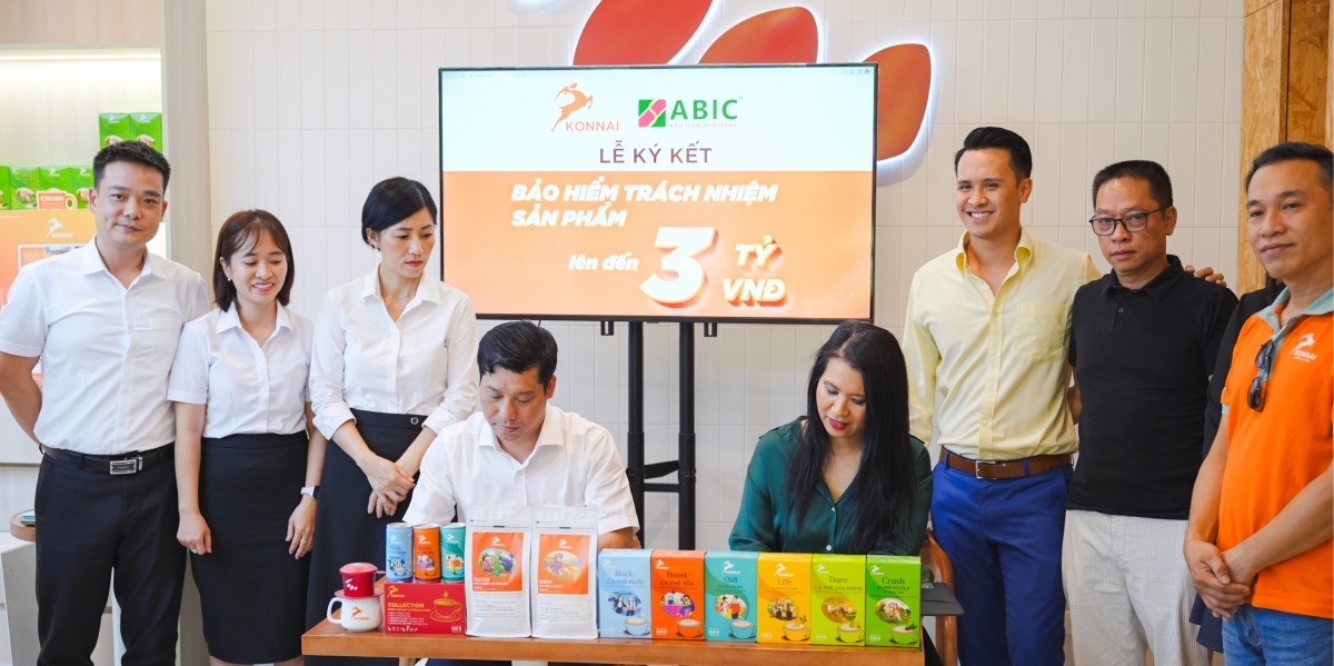 Đại diện Konnai Coffee và ABIC ký kết hợp đồng, chia sẻ định hướng hợp tác trong triển khai bảo hiểm trách nhiệm sản phẩm.