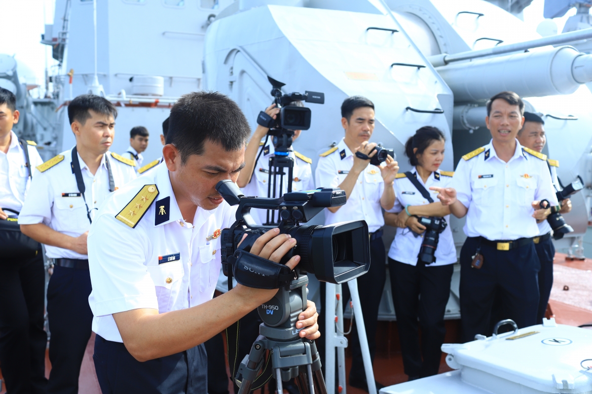 4._cac_hoc_vien_thuc_hanh_quay_phim_tren_tau_lu_doan_167.jpg