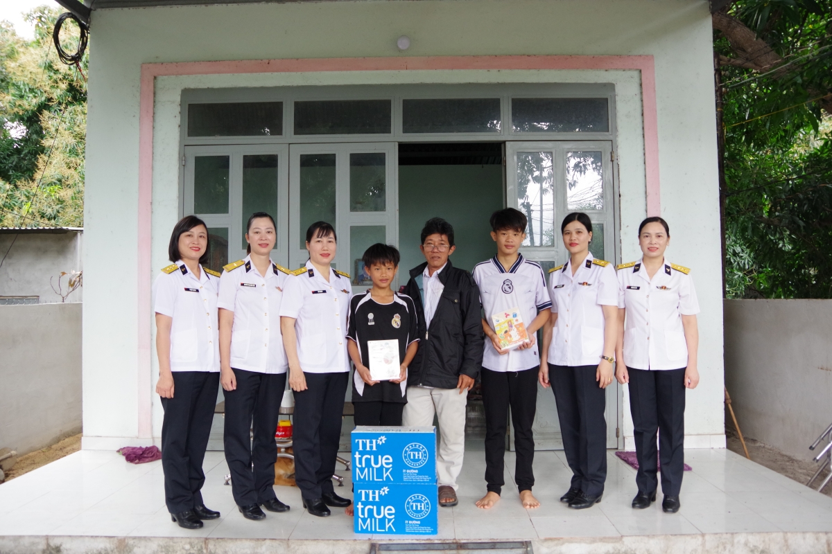 Hội phụ nữ thăm, tặng quà 02 con ngư dân do Lữ đoàn 189 Hải quân nhận đỡ đầu