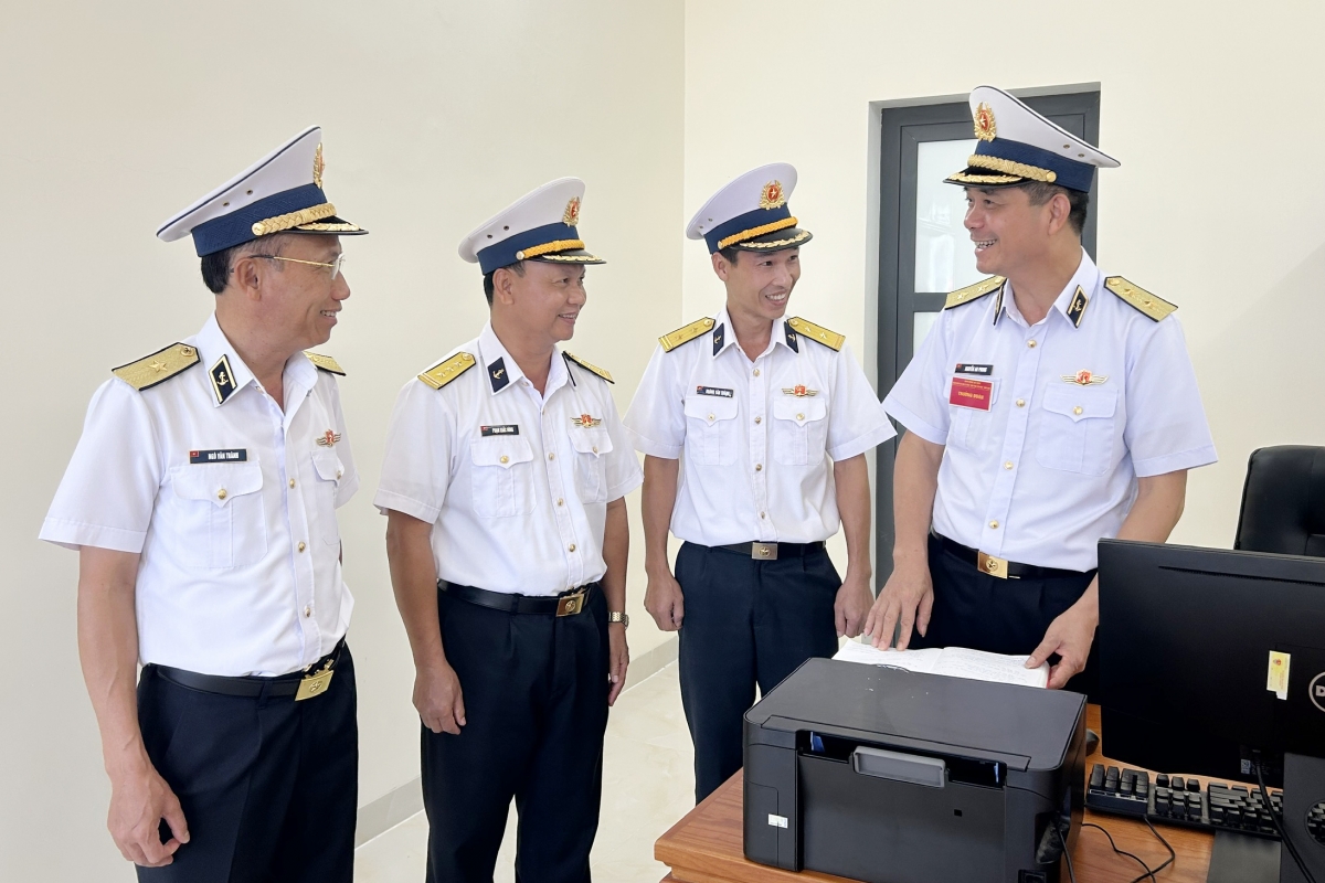 Phó Đô đốc Nguyễn An Phong kiểm tra sổ sách ngành công tác đảng, công tác chính trị tại Trung tâm Bảo đảm Kỹ thuật-Hậu cần