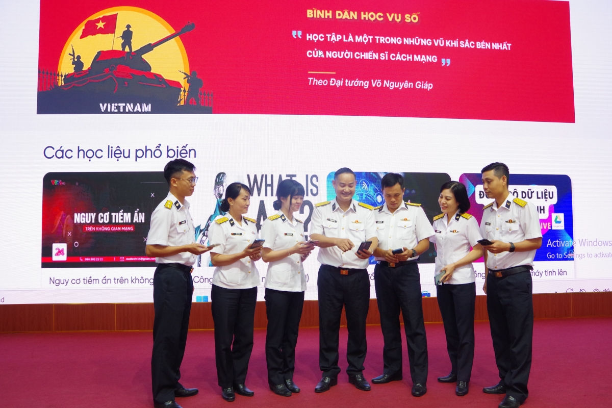 Đồng chí Trung tá Nguyễn Văn Đại, Trưởng ban Thông tin Vùng hướng dẫn nội dung học tập và tham gia thi