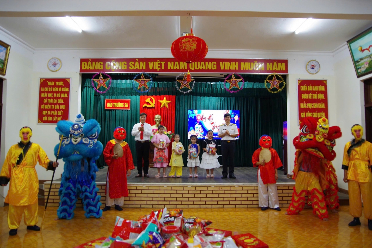 "Đêm hội Trăng Rằm" ở đảo Trường Sa