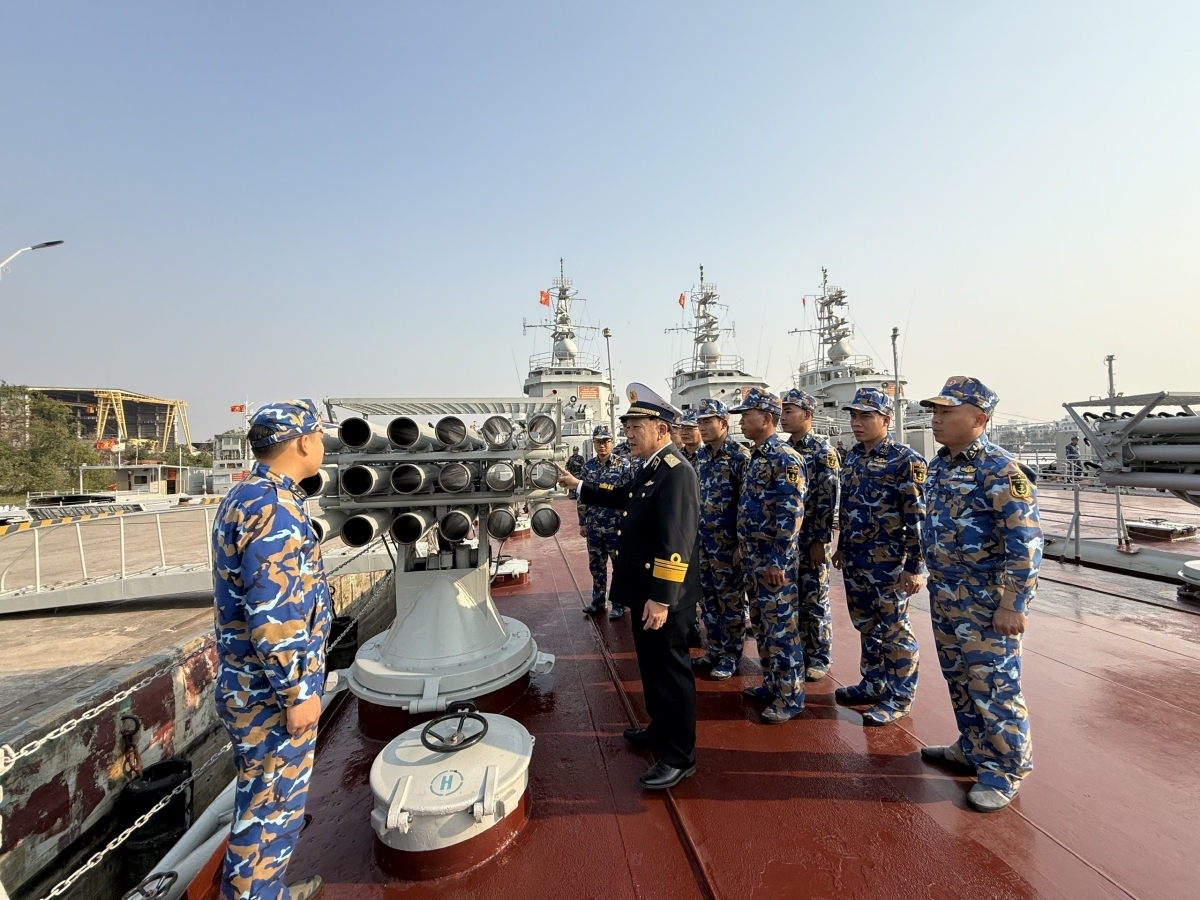 Chuẩn đô đốc Trần Xuân Văn, Bí thư Đảng ủy, Chính ủy Vùng 1 Hải quân kiểm tra trên tàu