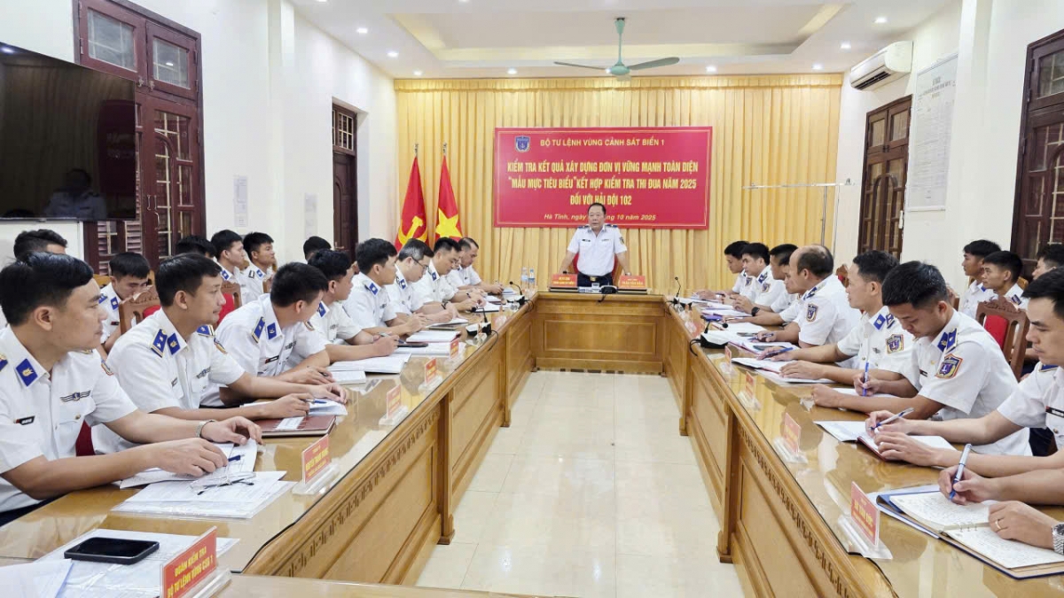 Thiếu tướng Trần Văn Hậu - Bí thư Đảng ủy, Chính ủy Bộ Tư lệnh Vùng Cảnh sát biển 1 nhận xét, đánh giá kết quả kiểm tra đơn vị VMTD "mẫu mực tiêu biểu" tại Hải đội 102
