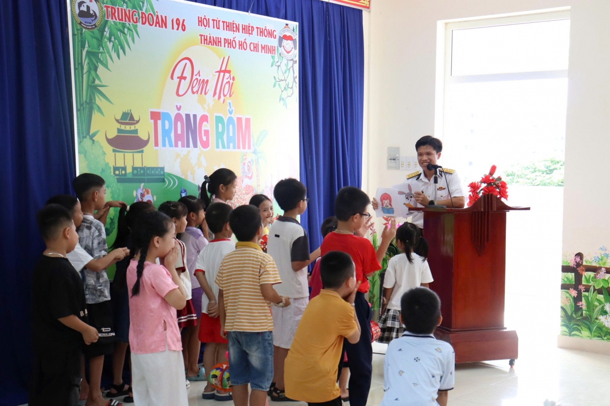 Các cháu thiếu nhi vui "Đêm hội Trăng Rằm" tại Trung đoàn 196