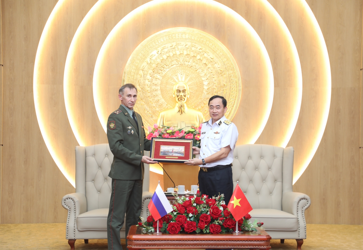 Đại tá Sergey Vladimirovich Belosludtsev tặng quà lưu niệm Phó Đô đốc Trần Thanh Nghiêm