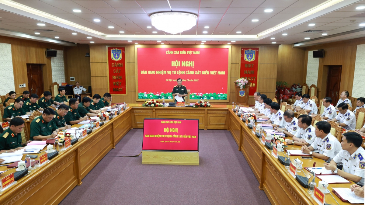 Đại tướng Nguyễn Tân Cương - Ủy viên Trung ương Đảng, Ủy viên Thường vụ Quân ủy Trung ương, Tổng Tham mưu trưởng Quân đội nhân dân Việt Nam, Thứ trưởng Bộ Quốc phòng chủ trì Hội nghị.