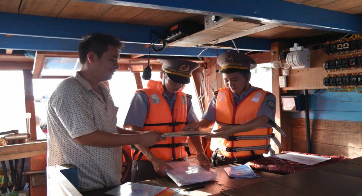 Cán bộ Chi đội Kiểm ngư số 3 tuần tra, kiểm tra, kiểm soát trong đợt cao điểm chống khai thác IUU