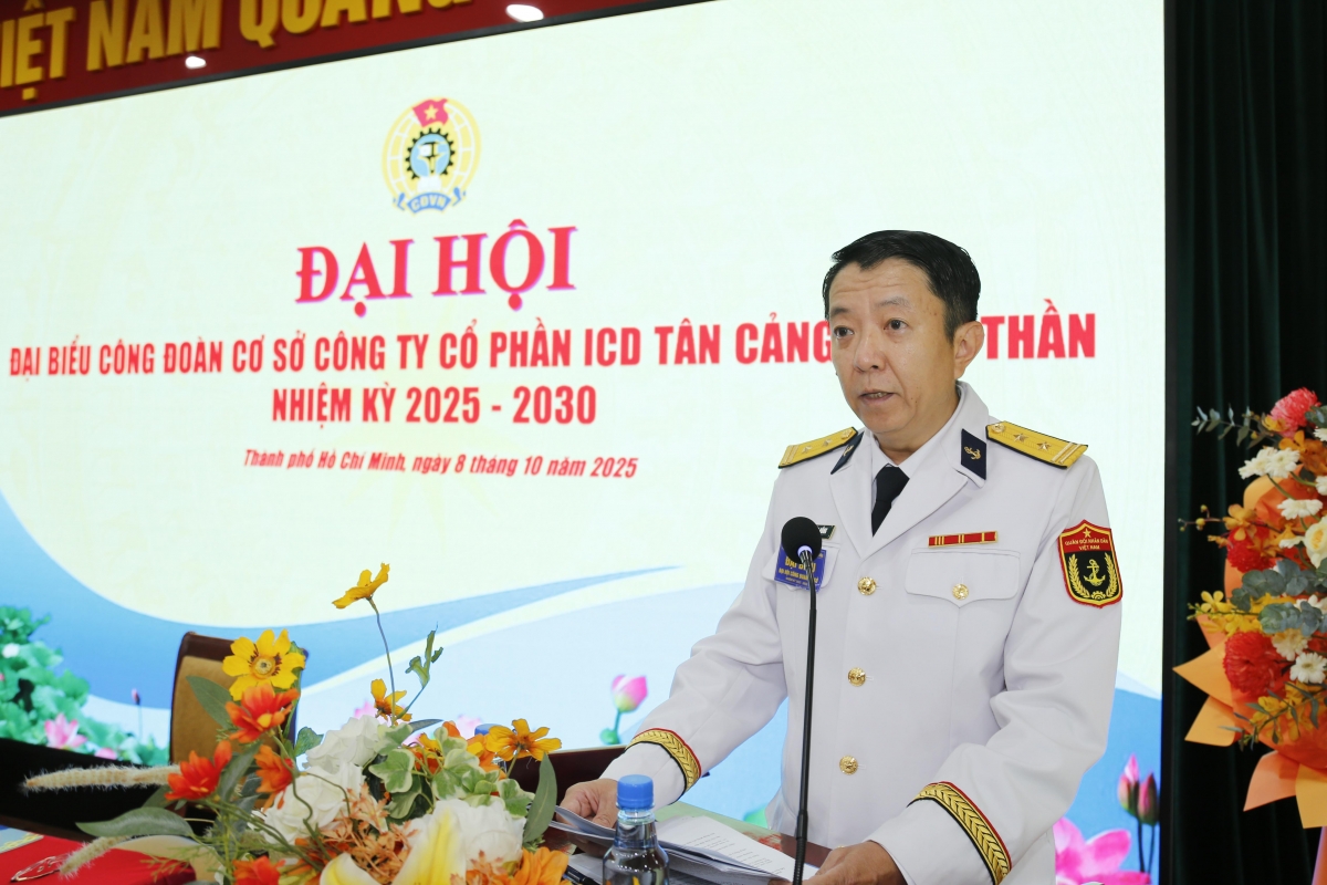 Trung tá Lưu Phước Hồng, Phó giám đốc, Chủ tịch Công đoàn cở sở ICD Tan Cảng Sóng Thần trình bày báo cáo chính trị tại đại hội