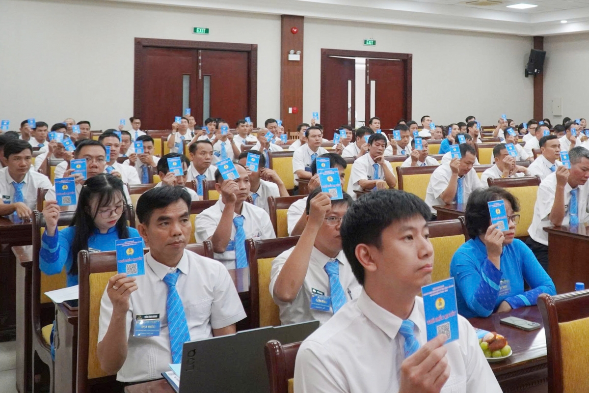 Biểu quyết thông qua Nghị quyết đại hội