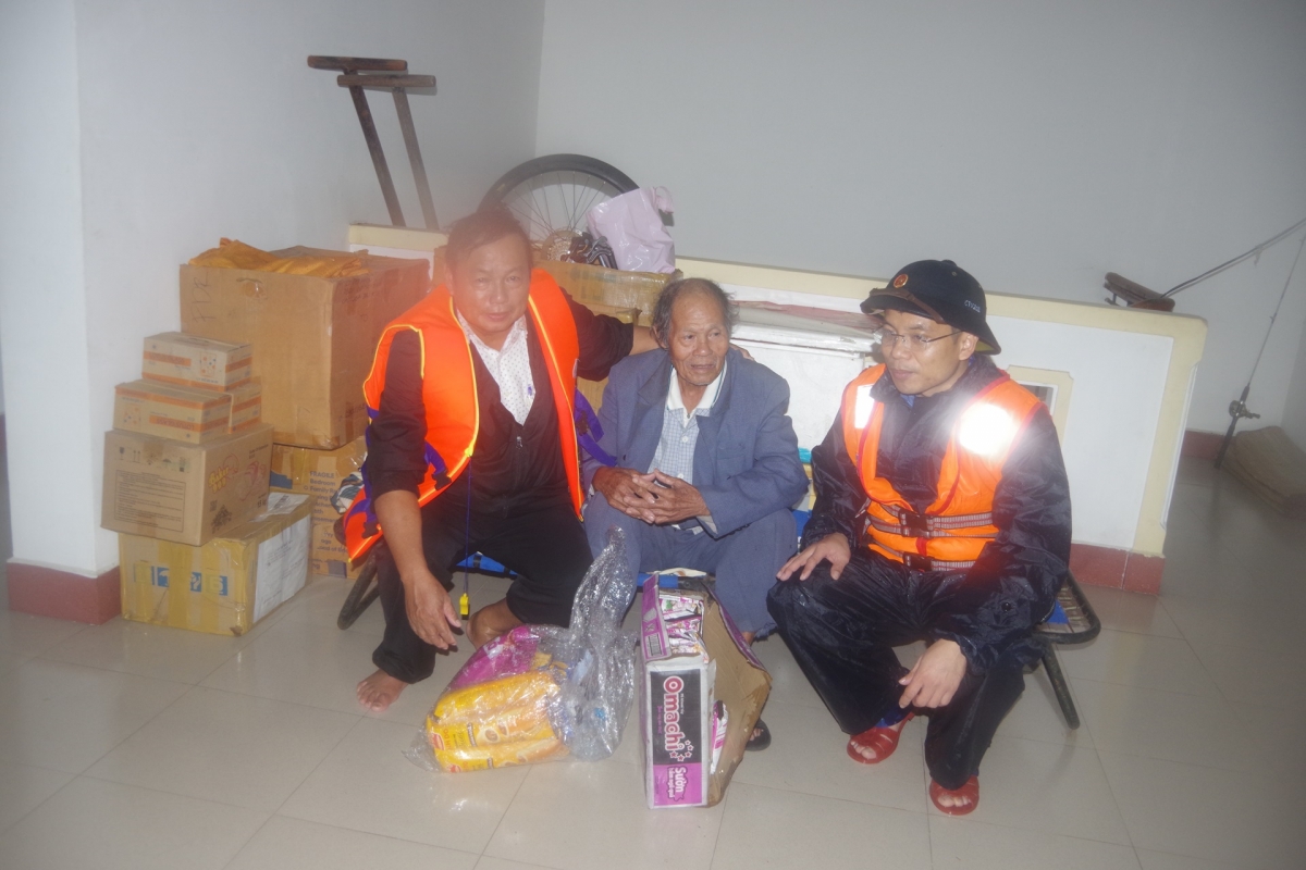 Cán bộ, chiến sỹ Vùng Cảnh sát biển 2 và đại diện Ban Tuyên giáo và Ban Dân vận Thành ủy Huế trao nhu yếu phẩm thiết yếu hỗ trợ nhân dân vùng lũ lụt xã Đan Điền, TP Huế