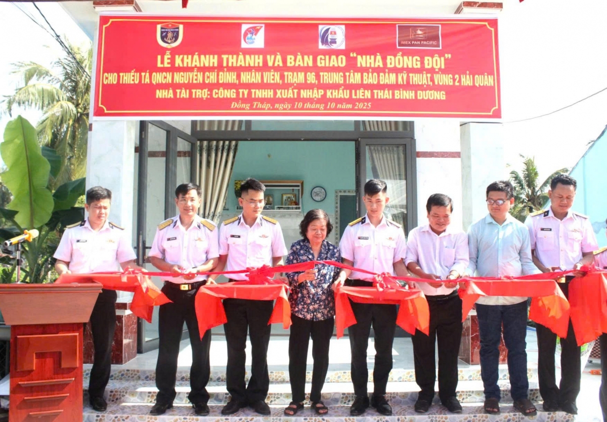Bà Trương Mỹ Hoa cắt băng khánh thành nhà đồng đội