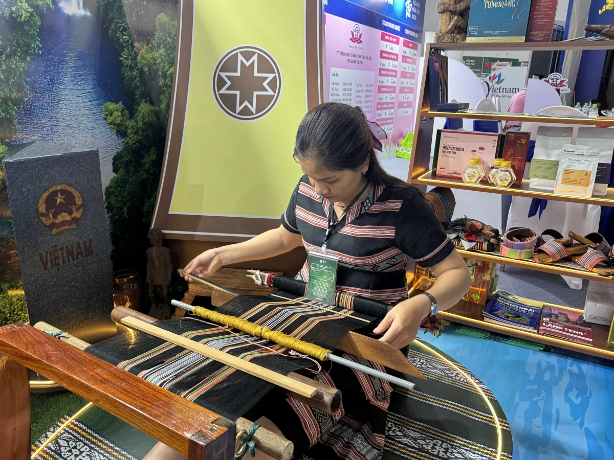 Chị Phạm Thị Y Hoà, thôn làng Teng giới thiệu với du khách quy trình dệt thổ cẩm của làng Teng, tỉnh Quảng Ngãi
 