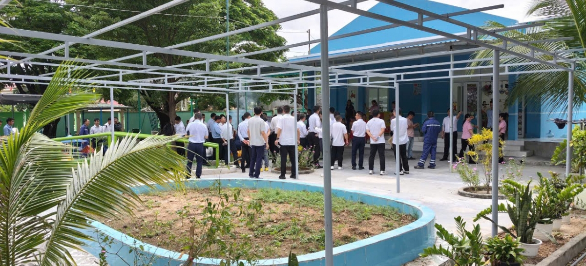 Khuôn viên trước phòng học vừa mới trao tặng