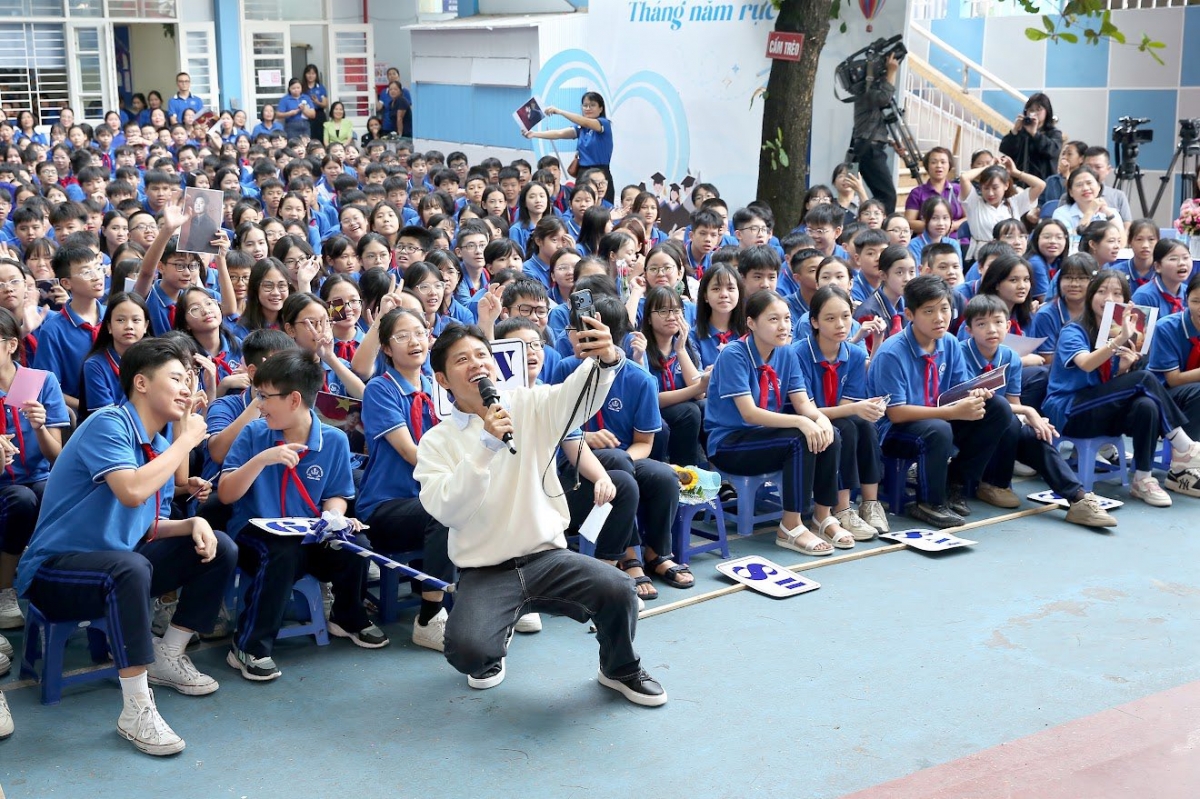 Nhạc sỹ Nguyễn Văn Chung tham gia giao lưu tại Trường THCS Chương Dương (Hà Nội)_Ảnh Trường THCS Chương Dương