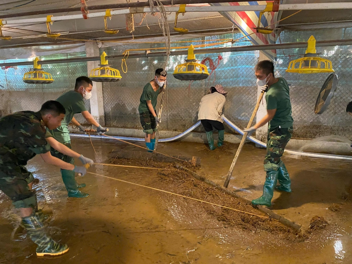 Cán bộ, chiến sỹ Trung đoàn 12, Sư đoàn 3, Quân khu 1 (Đoàn Tây Sơn Anh Hùng) giúp người dân dọn dẹp sau lũ