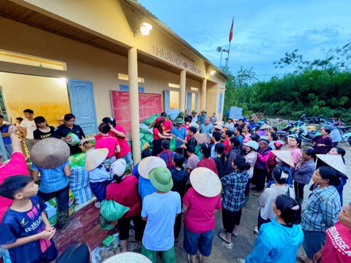 Nhóm thiện nguyện Lucky Friends Team không quản ngại khó khăn, mang hàng chục tấn hàng từ thực phẩm đến đồ dùng thiết yếu trực tiếp trao tận tay người dân vùng lũ các tỉnh Lạng Sơn, Bắc Ninh, Nghệ An, Bắc Giang, Thái Nguyên.