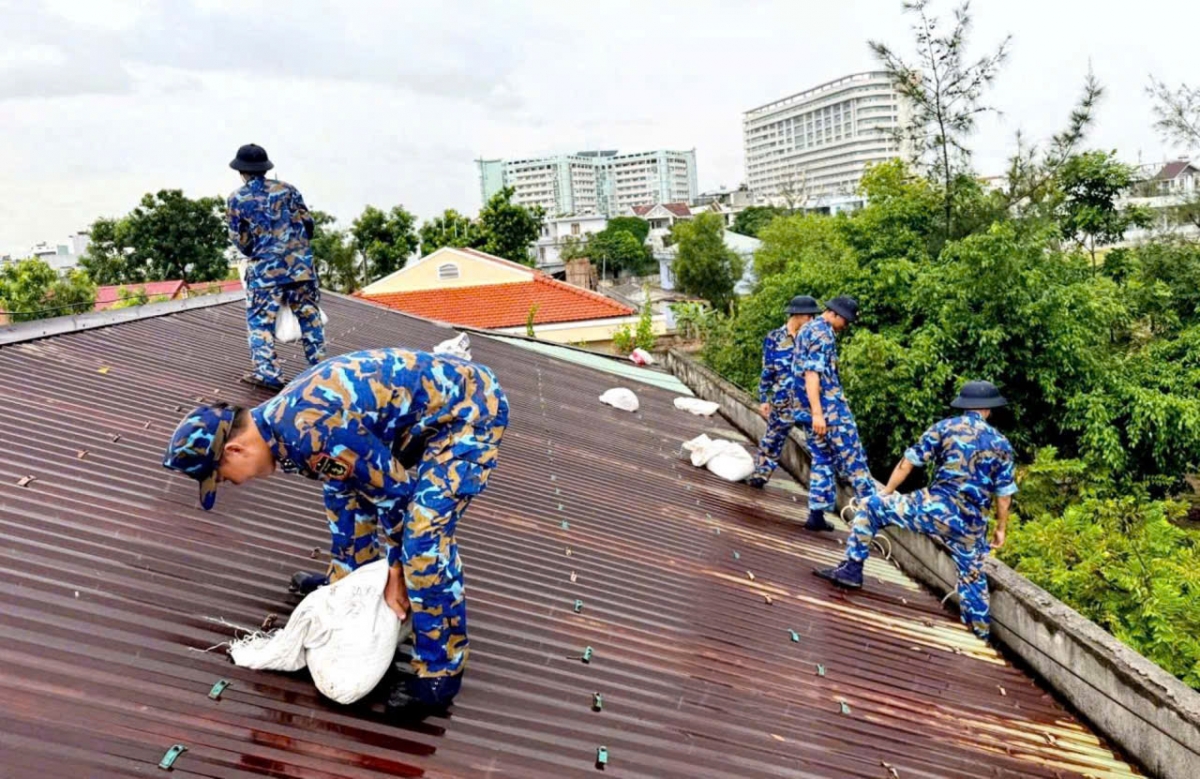 Bộ đội Hải quân giúp nhân dân phòng, chống bão