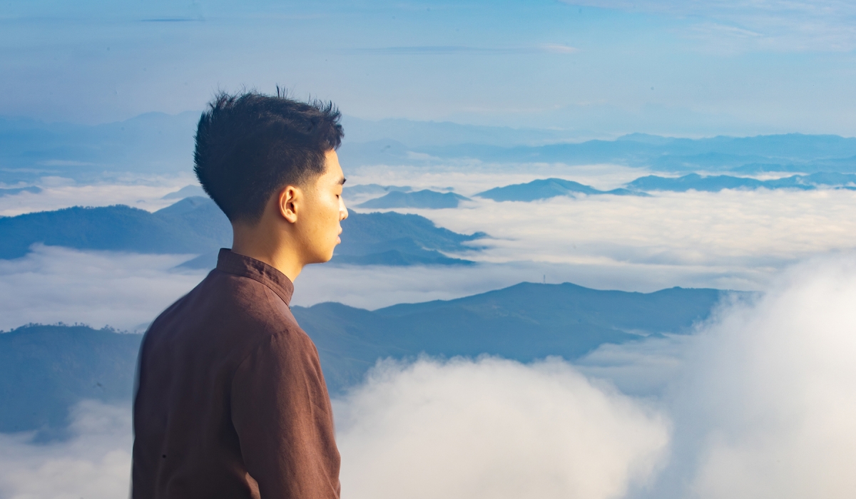 7 giờ sáng, nhiều bạn trẻ đã cùng nhau lên tới đỉnh núi. Họ tìm cho mình những góc riêng để thực hành thiền hoặc nhìn ngắm thiên nhiên. Những tiếng reo trầm trồ vang lên mỗi khi mây ùa qua, để lộ không gian kỳ vĩ trước mắt.