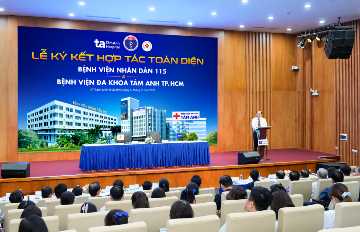 PGS.TS.BS Tăng Chí Thượng, Giám đốc Sở Y tế TP.HCM phát biểu trong buổi lễ, nhận định tầm quan trọng của sự hợp tác giữa Bệnh viện Nhân dân 115 và Bệnh viện Đa khoa Tâm Anh là kết nối sức mạnh giữa hai đầu tàu y tế công - tư TP.HCM. Đây là đòn bẩy, tạo động lực để cho hai bệnh viện cùng tiến bước, phát triển, phục vụ tốt nhất nhu cầu của người bệnh và thúc đẩy ngành y tế phát triển mạnh hơn trong kỷ nguyên vươn mình của đất nước.