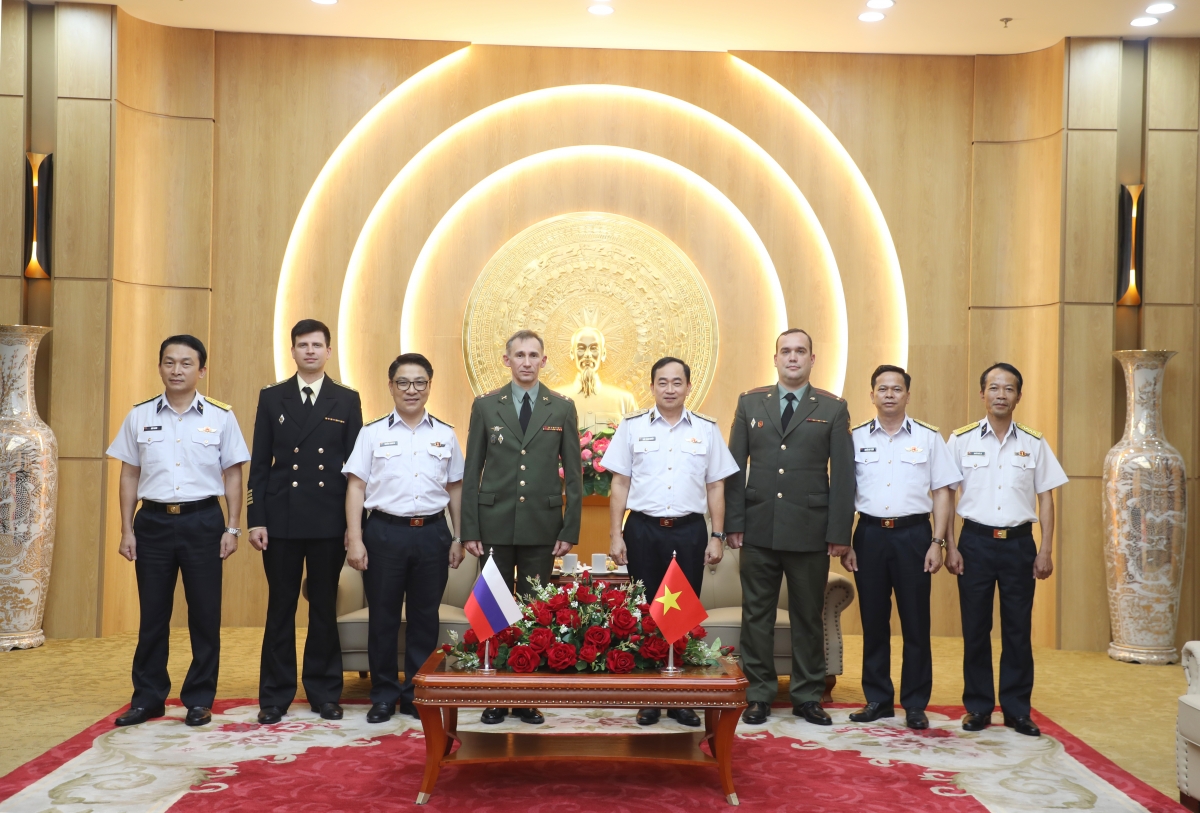Hai đoàn chụp ảnh lưu niệm