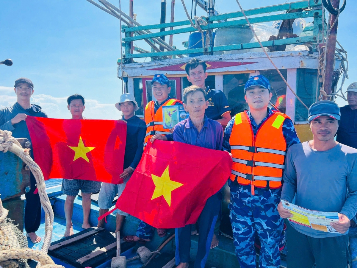 Đoàn viên, thanh niên Hải đội 202 tích cực tuyên truyền đấu tranh phòng, chống khai thác hải sản bất hợp pháp, không báo cáo và không theo quy định (IUU).