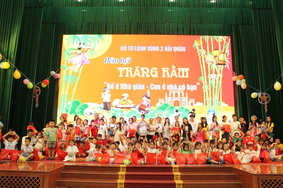 Thủ trưởng Phòng Chính trị Vùng và đại diện các đơn vị chụp ảnh lưu niệm cùng các cháu