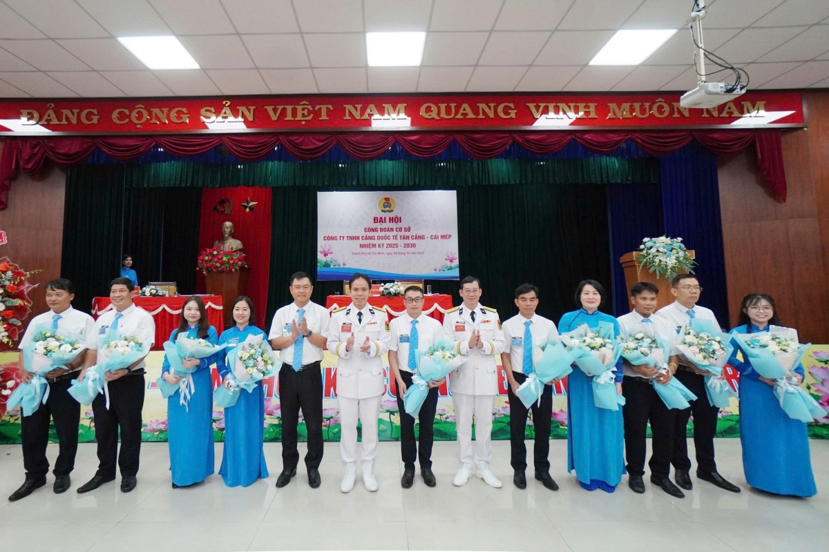 Các đại biểu chúc mừng ban chấp hành nhiệm kỳ 2025-2030