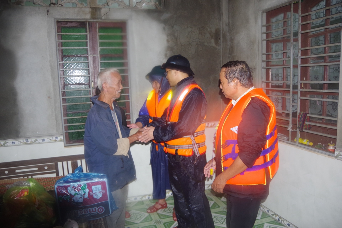 Cán bộ, chiến sỹ Vùng Cảnh sát biển 2 và đại diện Ban Tuyên giáo và Ban Dân vận Thành ủy Huế trao nhu yếu phẩm thiết yếu hỗ trợ nhân dân vùng lũ lụt xã Đan Điền, TP Huế