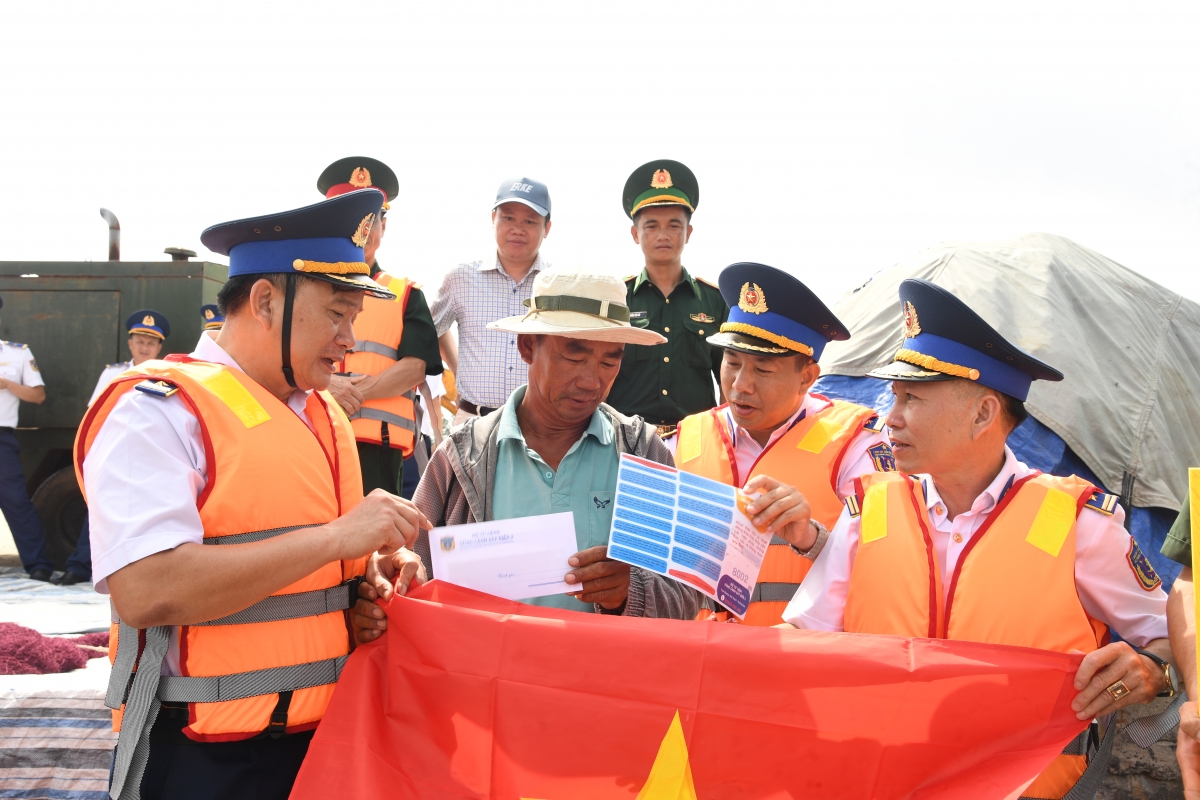 Cán bộ Vùng Cảnh sát biển 2 tuyên truyền IUU, tặng cờ Tổ quốc cho ngư dân