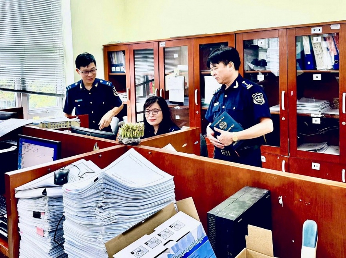 Ông Nguyễn Hữu Trí - Chánh Văn phòng Chi cục Hải quan khu vực VI (bên phải) kiểm tra tình hình chuẩn bị chống bão Bualoi tại Hải quan cửa khẩu Tân Thanh, Lạng Sơn