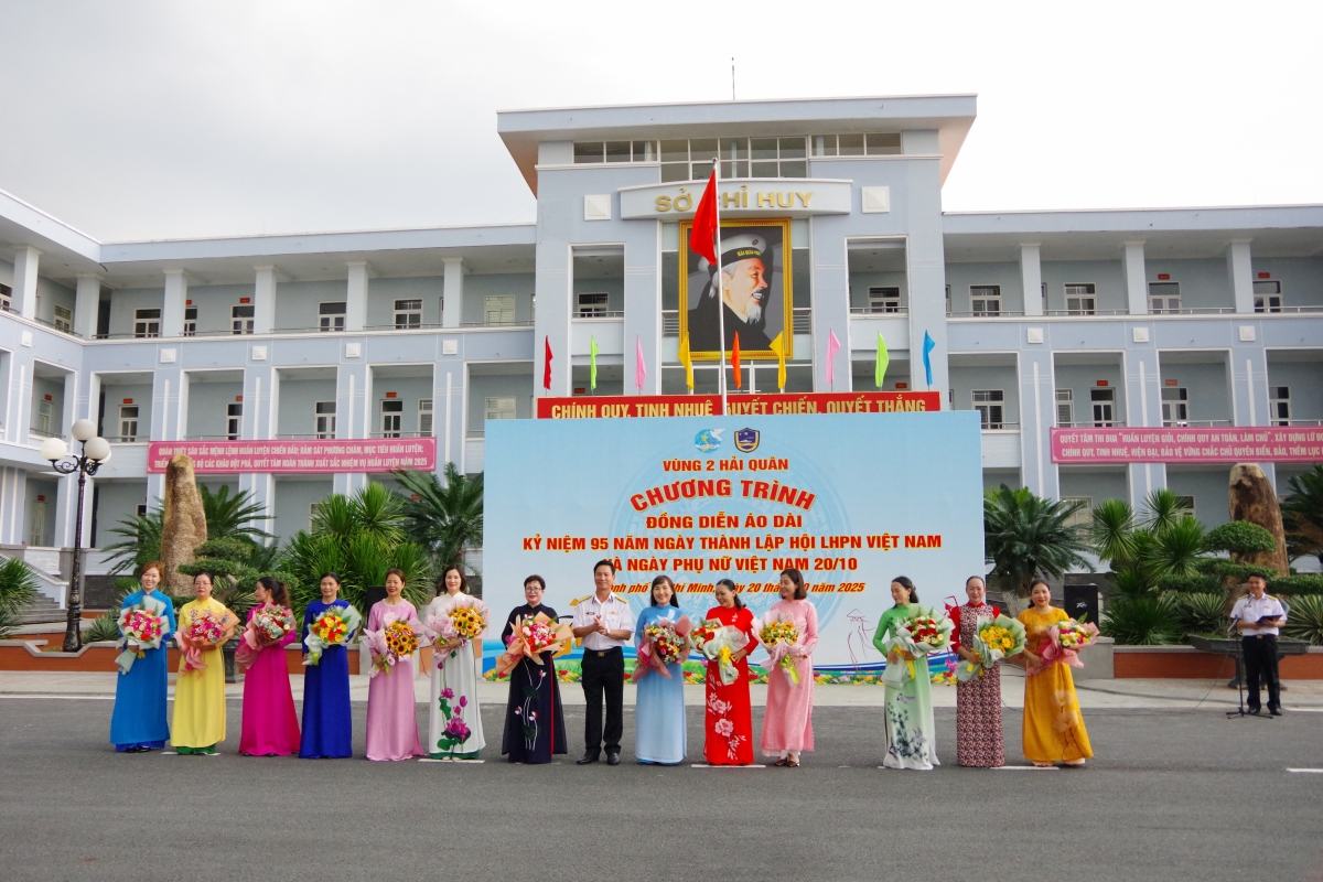 Đại tá Đỗ Hồng Duyên tặng hoa chúc mừng các đội trình diễn áo dài