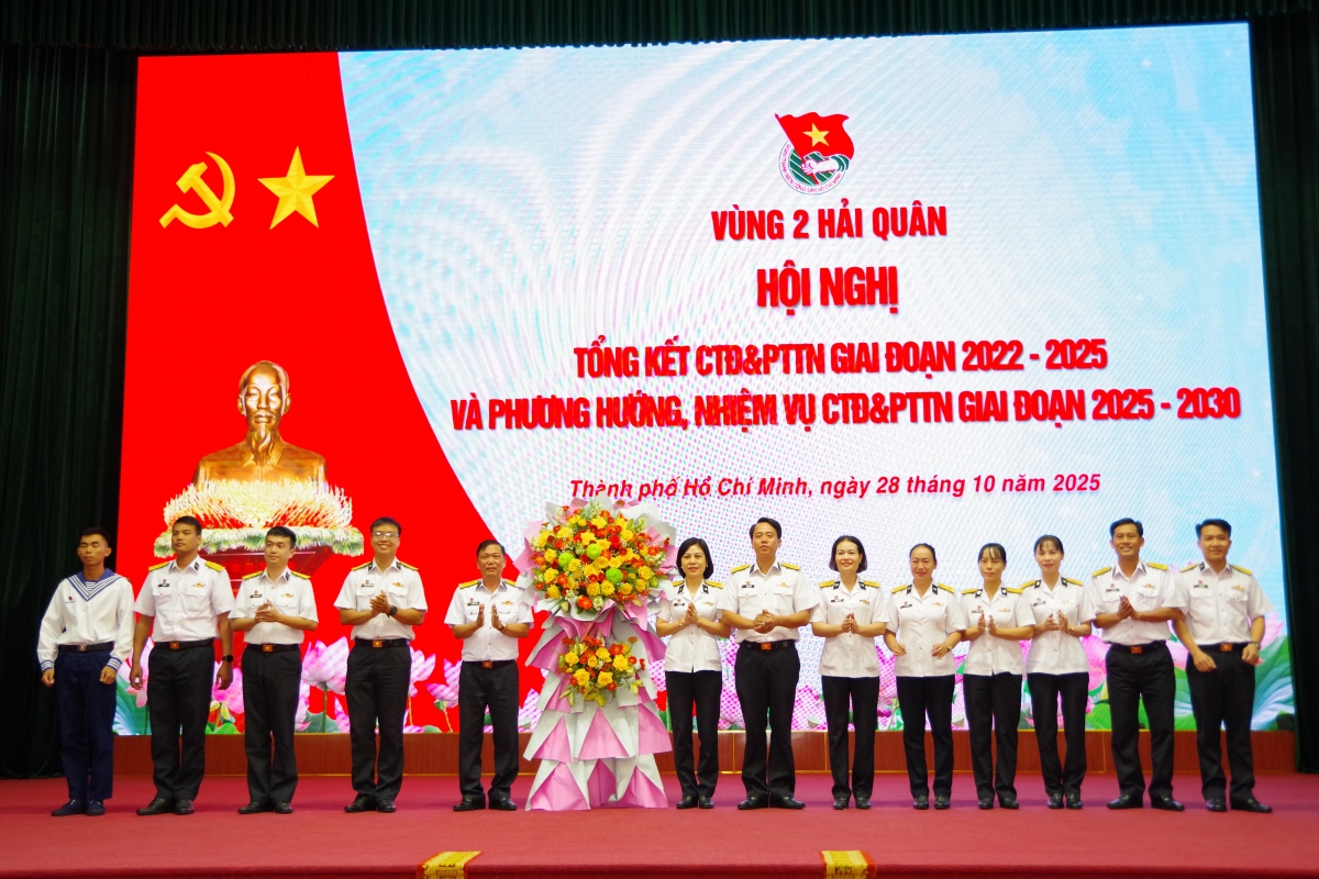 Đồng chí Phó Chủ nhiệm Chính trị Vùng 2, tặng hoa chúc mừng đoàn đại biểu đi dự hội nghị Tổng kết công tác quần chúng Quân chủng Hải quân giai đoạn 2021-2025