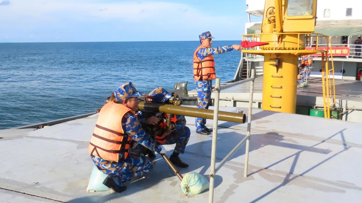 Khẩu đội DKZ tàu Trường Sa 06, Lữ đoàn 125 thực hiện bài bắn mục tiêu mặt nước