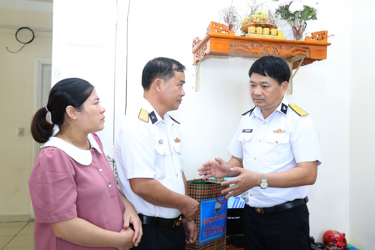 6._thuong_ta_bui_xuan_binh_-_chinh_uy_vung_4_hai_quan_dong_vien_gia_dinh.jpg_2.jpg