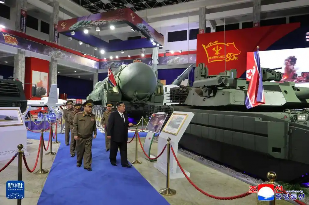 Nhà lãnh đạo Kim Jong Un thăm triển lãm quốc phòng 2025 ngày 04/10. Ảnh của KCNA đăng trên Tân Hoa xã.