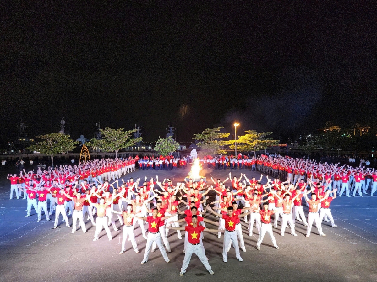 Hoạt động dân vũ là một trong những sân chơi bổ ích của CBCS Vùng 3 Hải quân