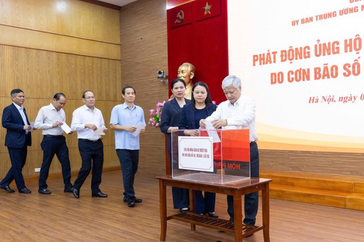 Cán bộ, công chức, viên chức và người lao động Văn phòng Trung ương Đảng, Ủy ban Thường vụ Quốc hội và Ủy ban Trung ương MTTQ Việt Nam mỗi người ủng hộ tối thiểu một ngày lương để chia sẻ với đồng bào vùng bị thiệt hại do bão số 10.