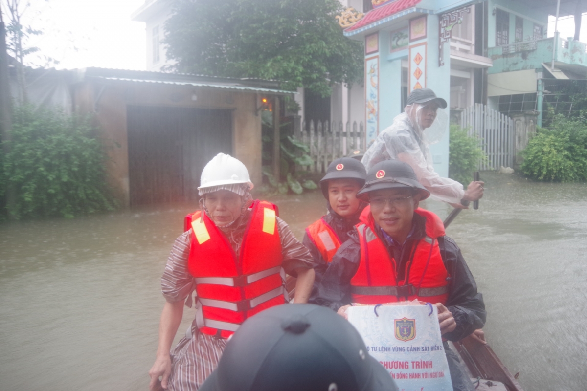 Đoàn công tác đến với người dân vùng lũ lụt Đan Điến, TP Huế