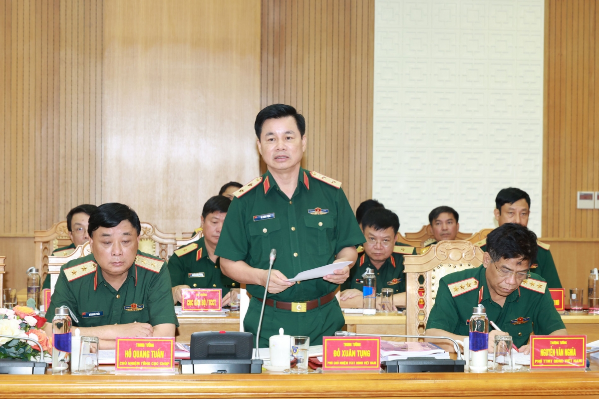 Trung tướng Đỗ Xuân Tụng - Phó Chủ nhiệm Tổng cục Chính trị QĐND Việt Nam phát biểu tại Hội nghị.