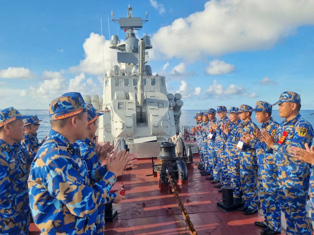 Thủ trưởng Lữ đoàn 167 biểu dương cán bộ, chiến sĩ sau khi hoàn thành nội dung bắn đạn thật