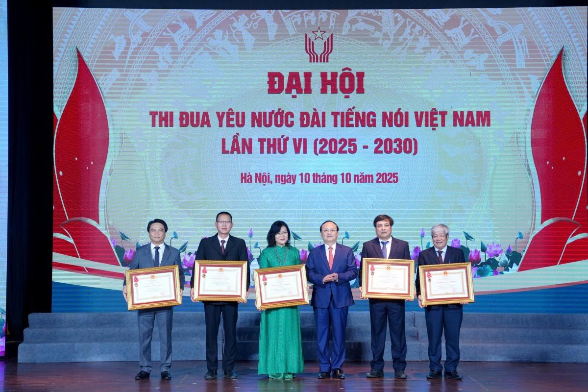 (2 cá nhân vinh dự nhận Huân chương Lao động hạng Nhì và 3 cá nhân vinh dự nhận Huân chương Lao động hạng Ba)