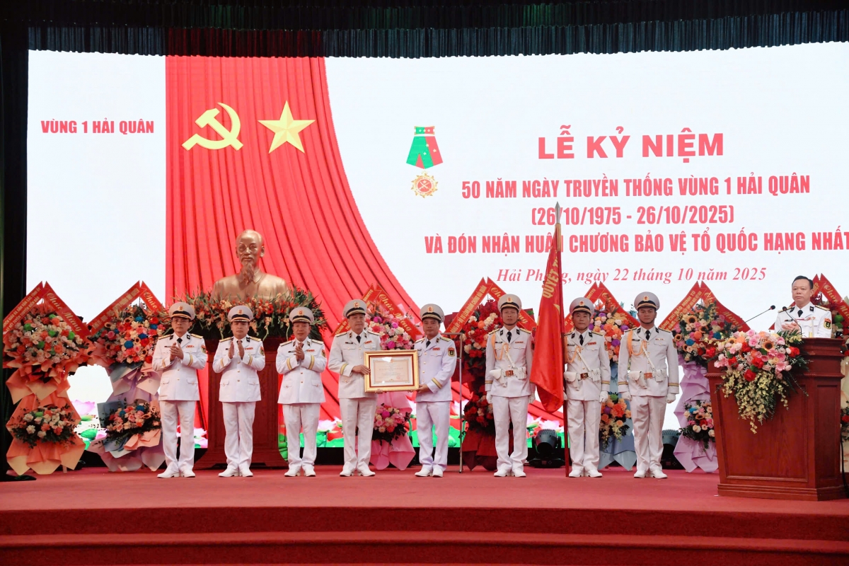 Chuẩn Đô đốc Nguyễn Văn Bách trao Huân chương Bảo vệ Tổ quốc hạng Nhất tặng Vùng 1 Hải quân