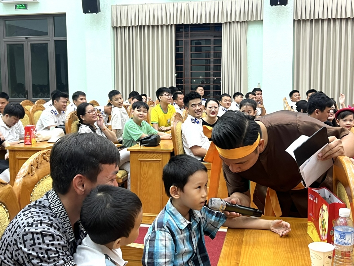 Các em nhỏ tham gia giao lưu cùng chú cuội, chị Hằng